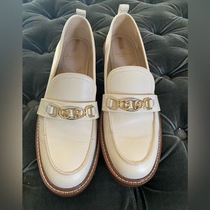 Cream colored leather Sam Edelman loafers w/chain detail